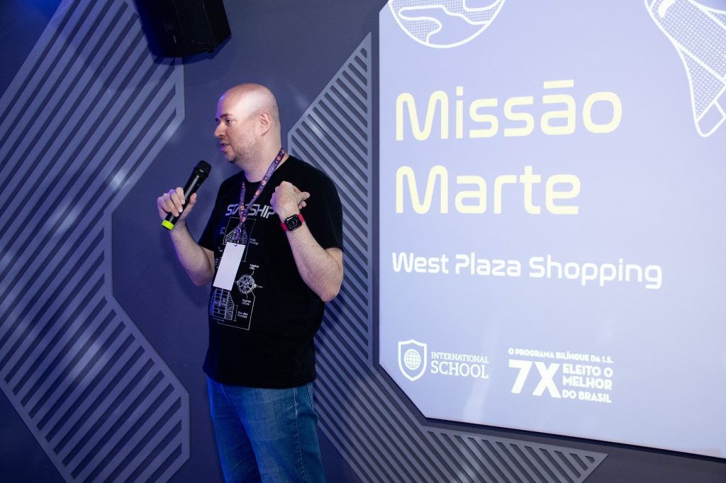 Homem dá palestra sobre carreira espacial na Missão Marte, no shopping West Plaza, em São Paulo/SP