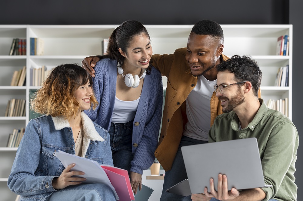 Grupo de estudantes desenvolvendo atividade em grupo com notebook em abordagem STEAM. (Imagem: Freepik)