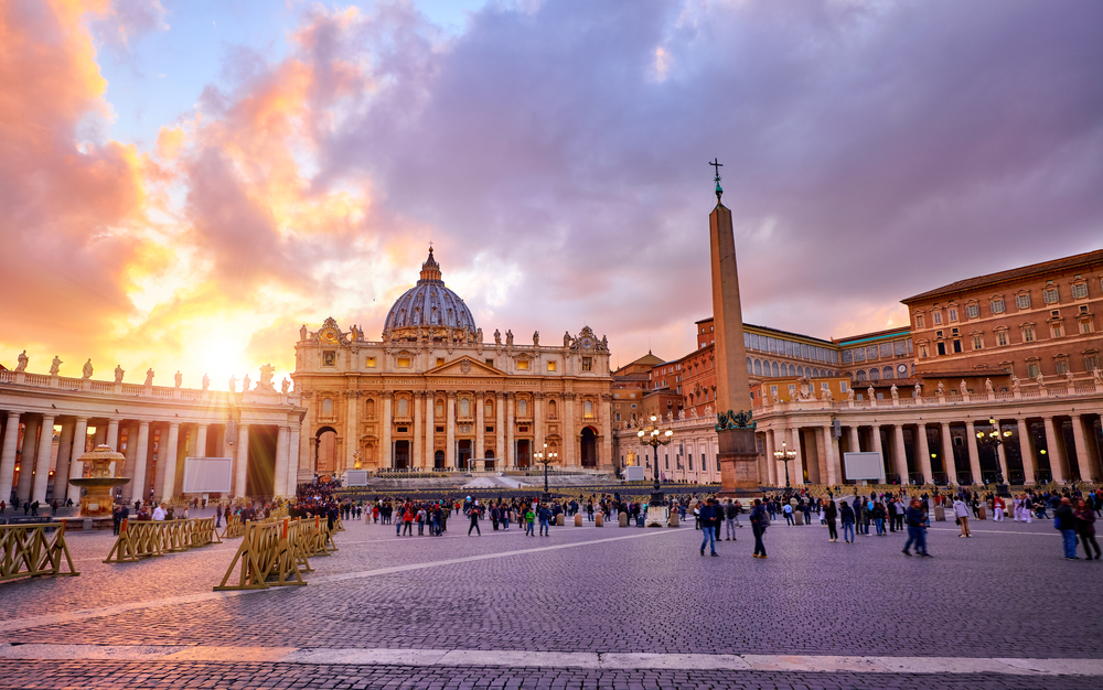 Basílica de São Pedro no Vaticano ao pôr do sol, centro das celebrações do Jubileu.