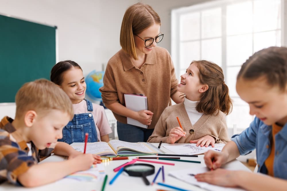 Crianças participando de atividades de ensino religioso em uma sala de aula com a orientação da professora.