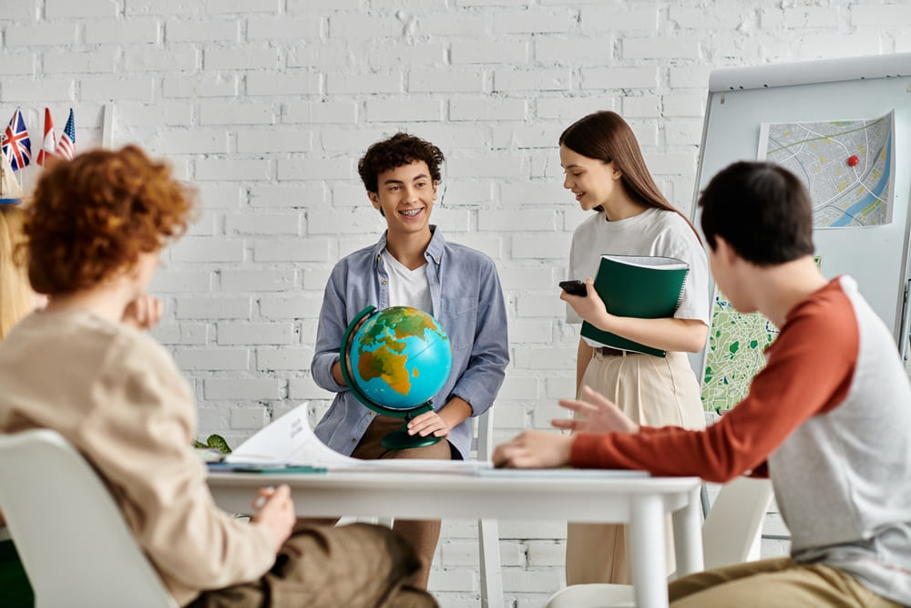 Alunos participando de atividade interativa com globo em sala de aula bilíngue.