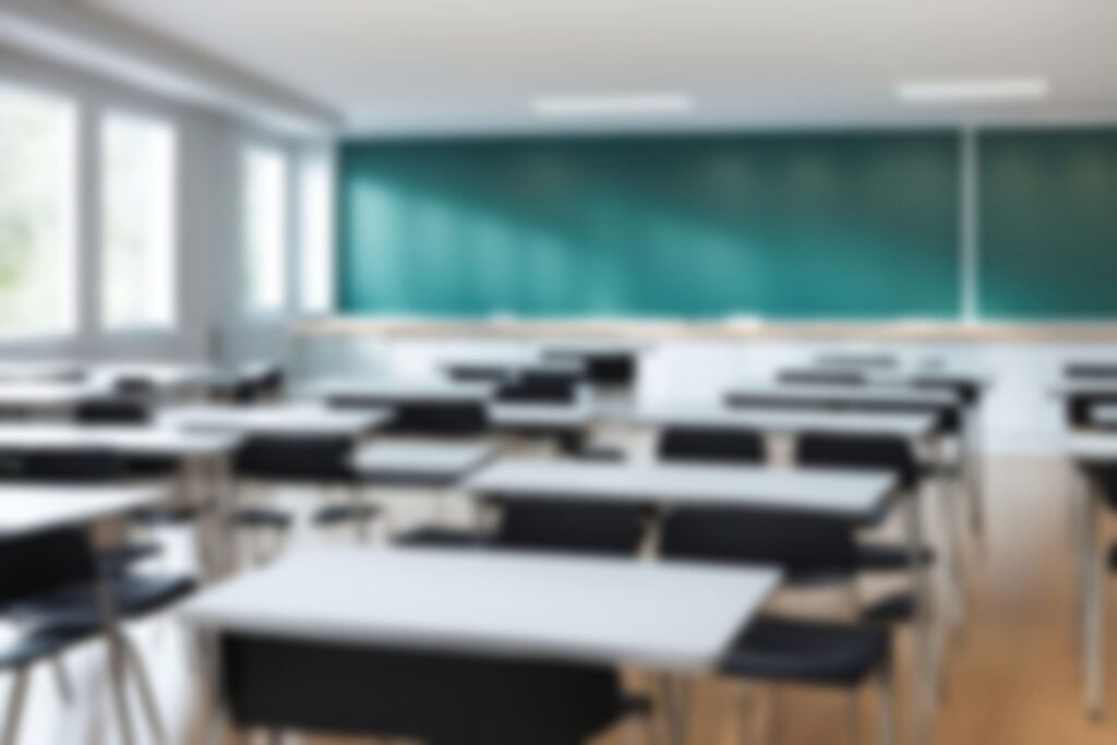 Sala de aula vazia com mesas e cadeiras, representando a falta de alunos e o impacto da evasão escolar no sistema educacional.