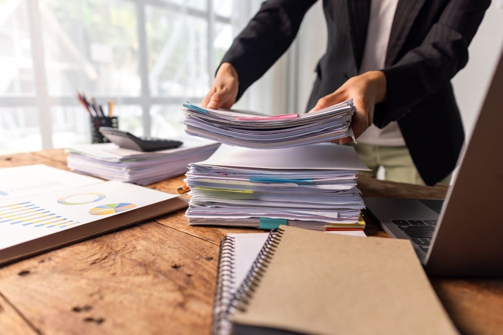 Controle de caixa escolar com organização de documentos, relatórios e gráficos de receitas e despesas na secretaria.