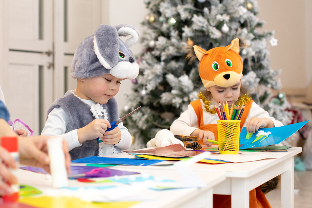 Atividades de Natal na educação infantil: crianças envolvidas em trabalhos manuais e colagens natalinas