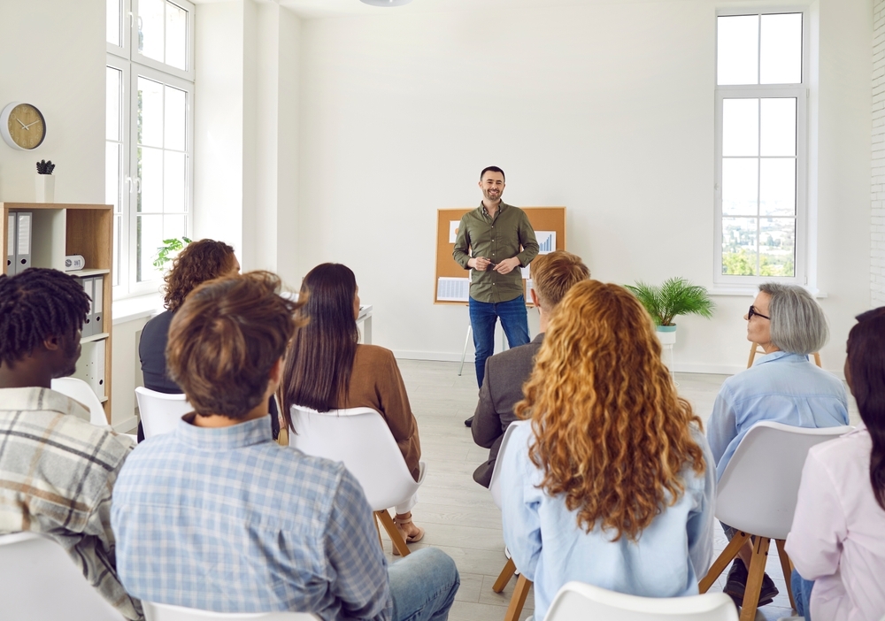 Professor em sala de aula durante atividade com alunos, representando o contexto da rotatividade de professores.