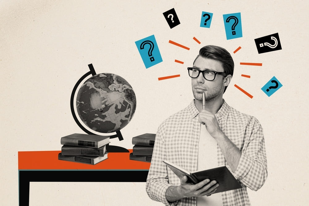 Professor refletindo sobre estratégias de ensino, com livros e globo ao fundo, simbolizando a aplicação da Taxonomia de Bloom na educação.