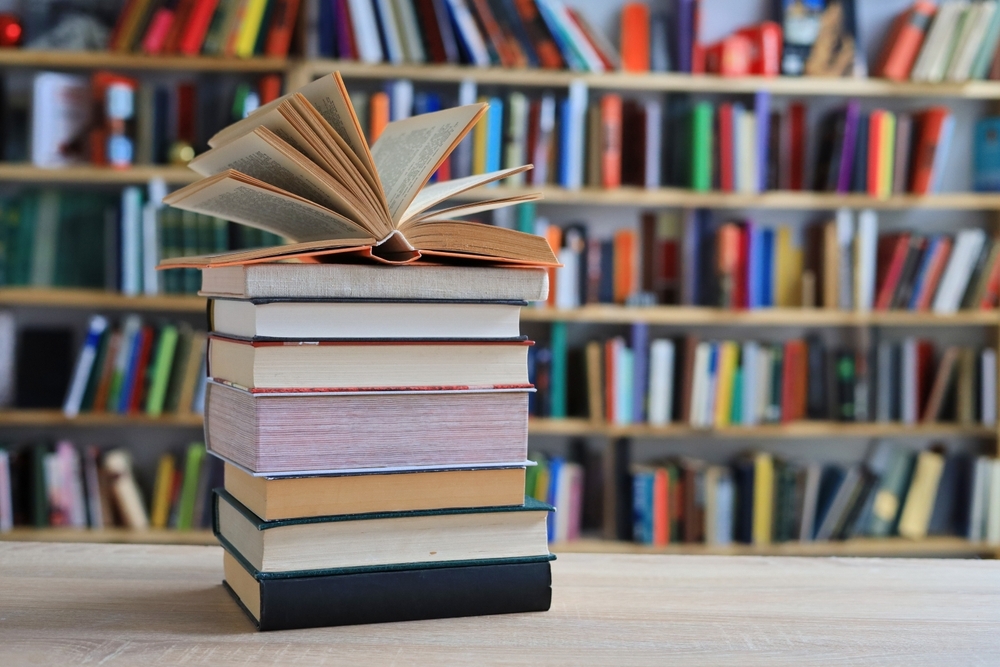 Pilha de livros simbolizando o desenvolvimento do repertório sociocultural na educação.