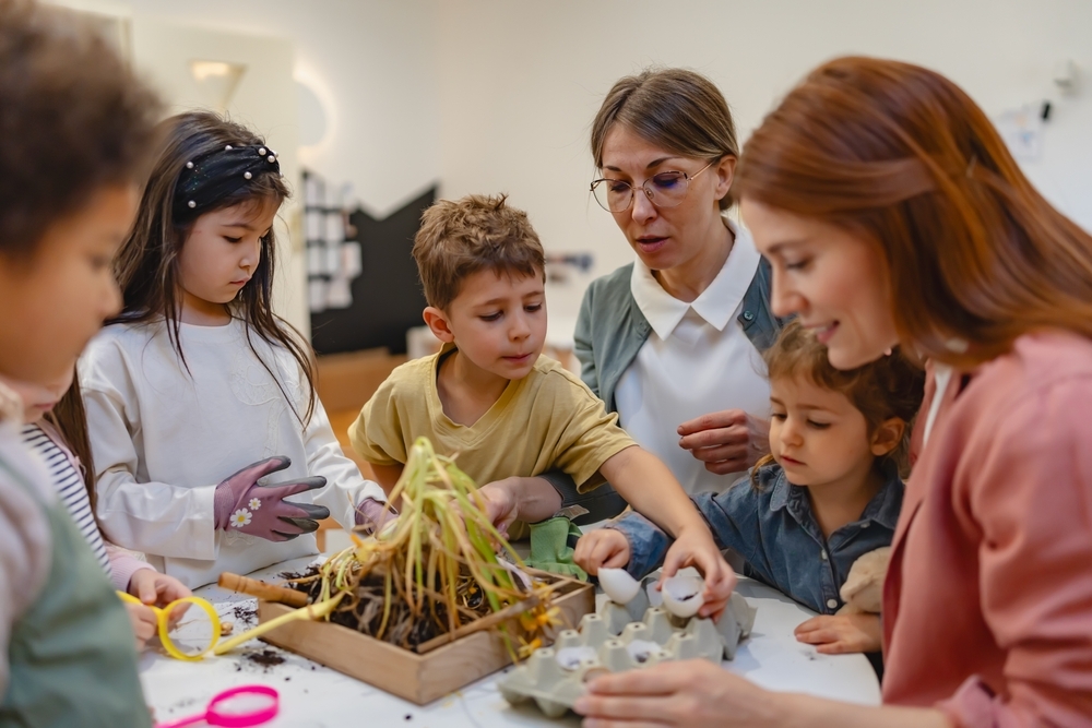 Criatividade na educação infantil em atividade de jardinagem com crianças pequenas.