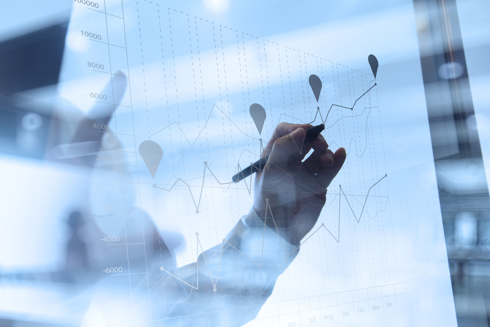 Profissional analisando indicadores de desempenho em dashboard digital.