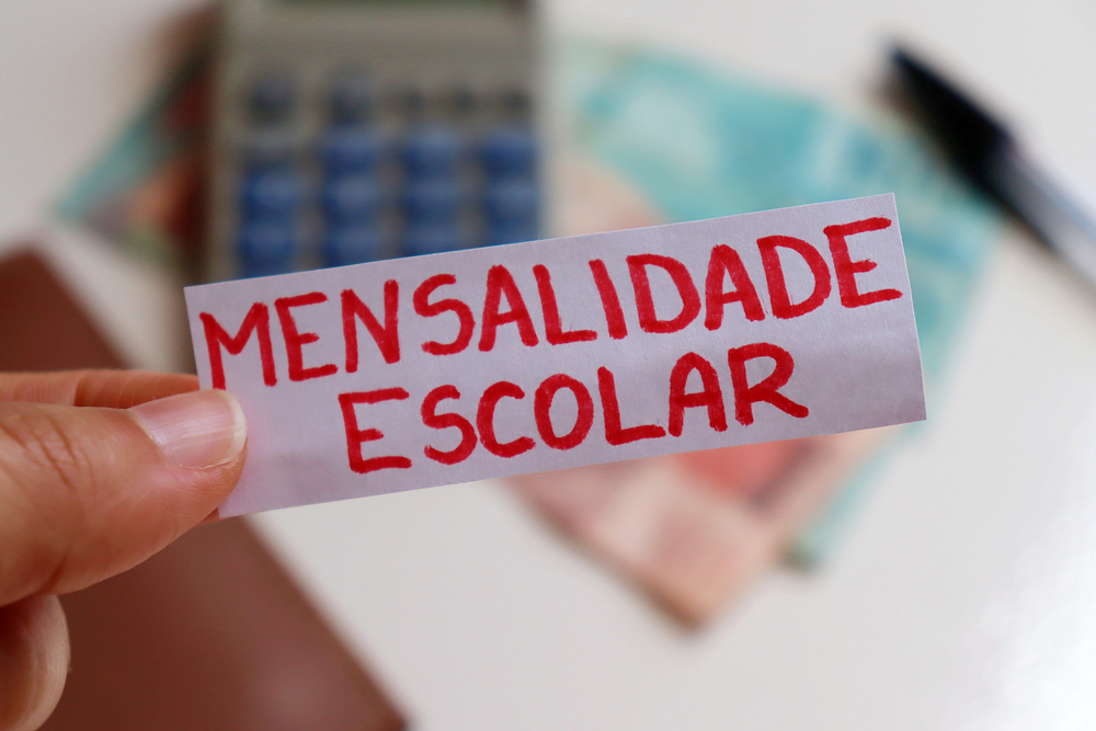 Pessoa realizando pagamento de mensalidade escolar em ambiente digital, representando formas de pagamento utilizadas por instituições de ensino.