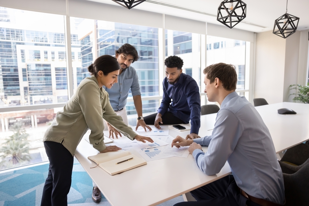 Profissional explicando conceitos ligados a estratégia de marketing em ambiente corporativo.