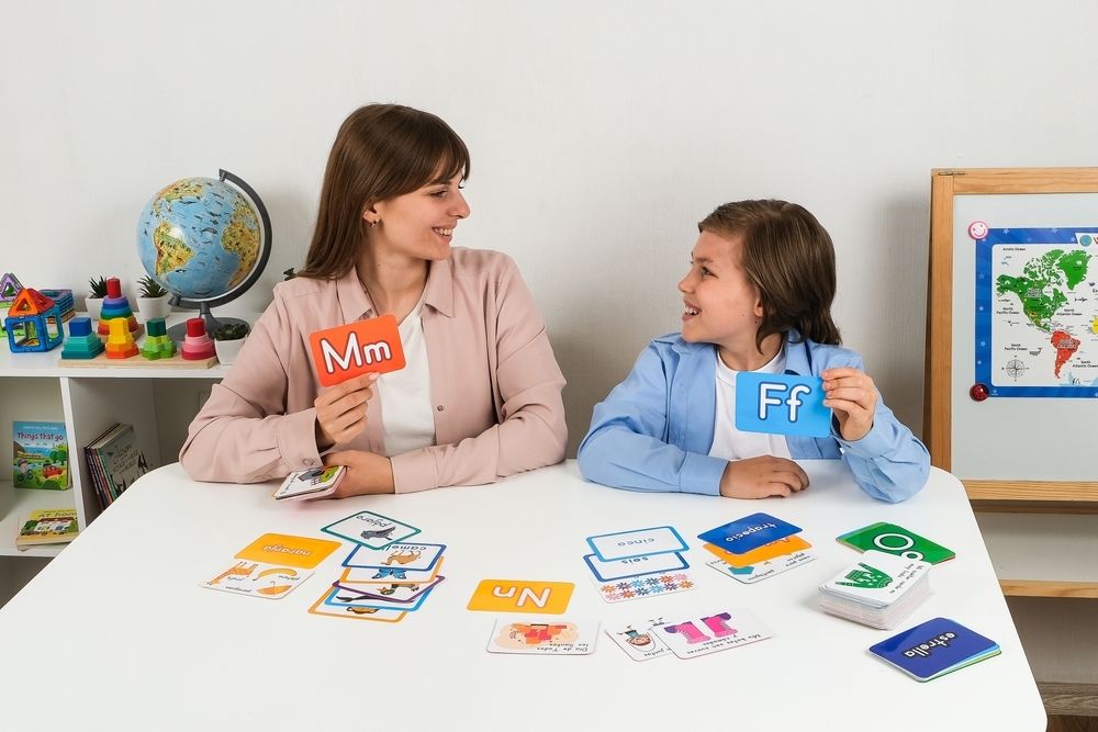 Educação bilíngue com professora e aluno em sala de aula