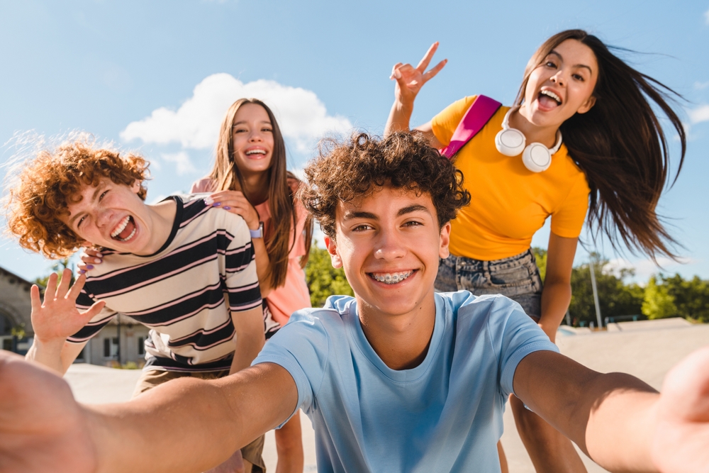 Adolescentes fazem selfie na escola.