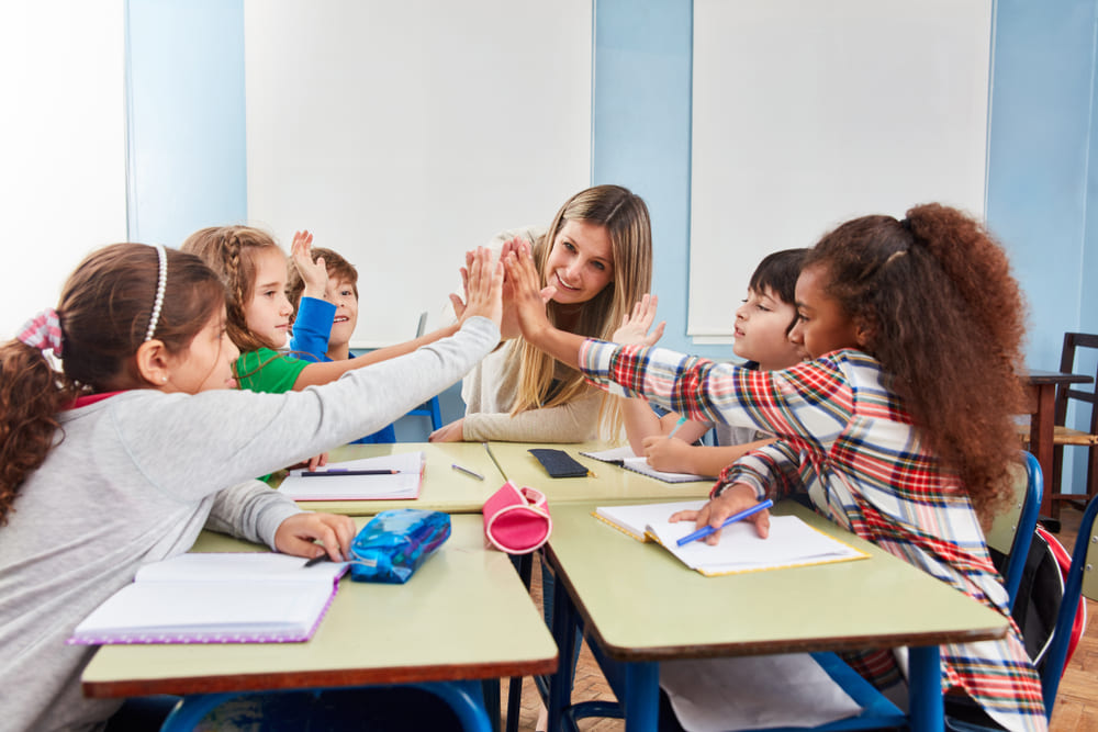 Crianças e professora envolvidas em uma atividade do ensino religioso, promovendo o respeito e a colaboração.