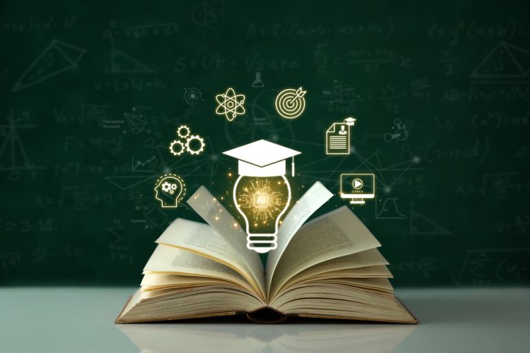 Livro aberto com ícones digitais de conhecimento flutuando acima, simbolizando diversos tipos de educação.
