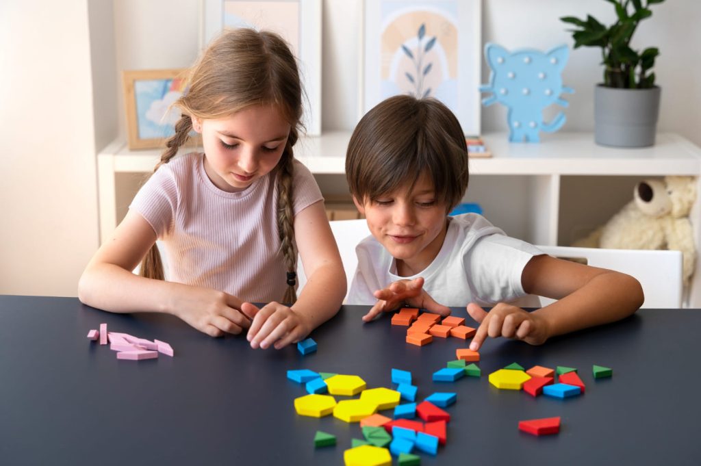 Crianças participando de jogos lúdicos na Educação Infantil.