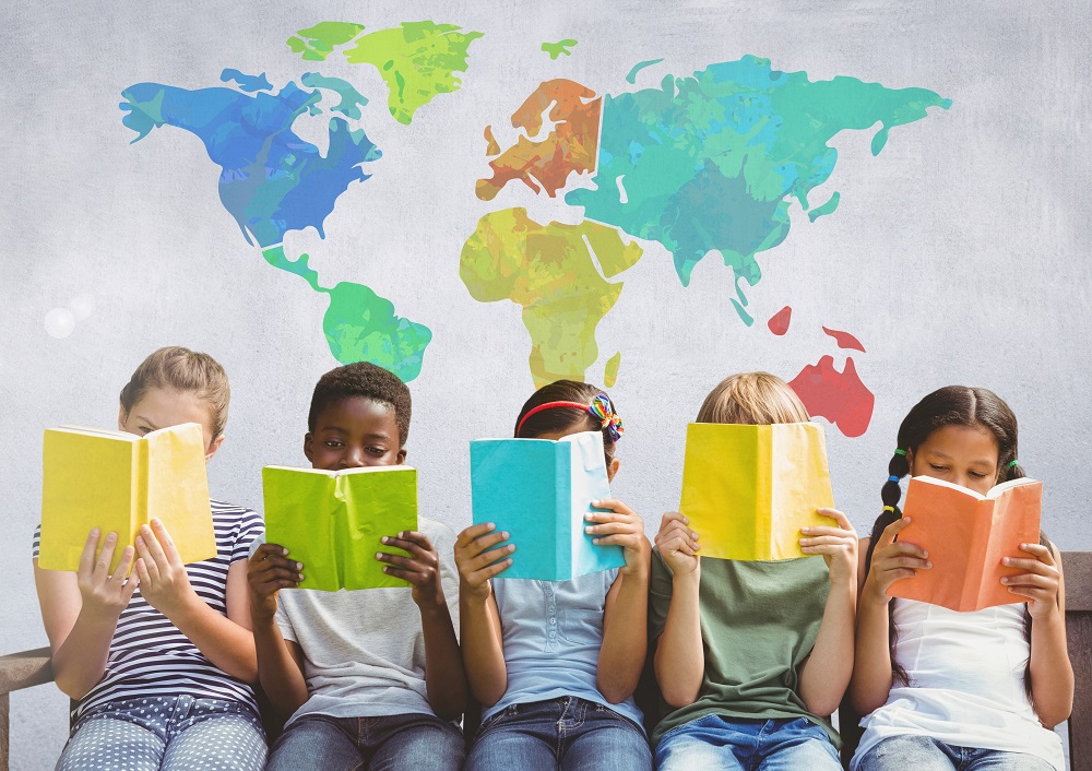 Grupo de crianças sentadas em círculo lendo livros, com interação visual e espacial entre elas