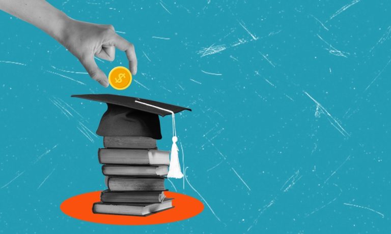 Mão coloca moeda sobre chapéu de formatura apoiado em pilha de livros, simbolizando o pagamento do aluno.
