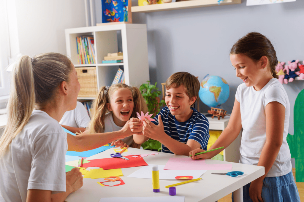 Crianças desenvolvendo ações criativas em atividades socioemocionais na escola.