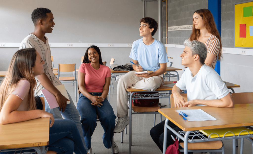 Jovens em círculo na sala de aula durante atividades socioemocionais.