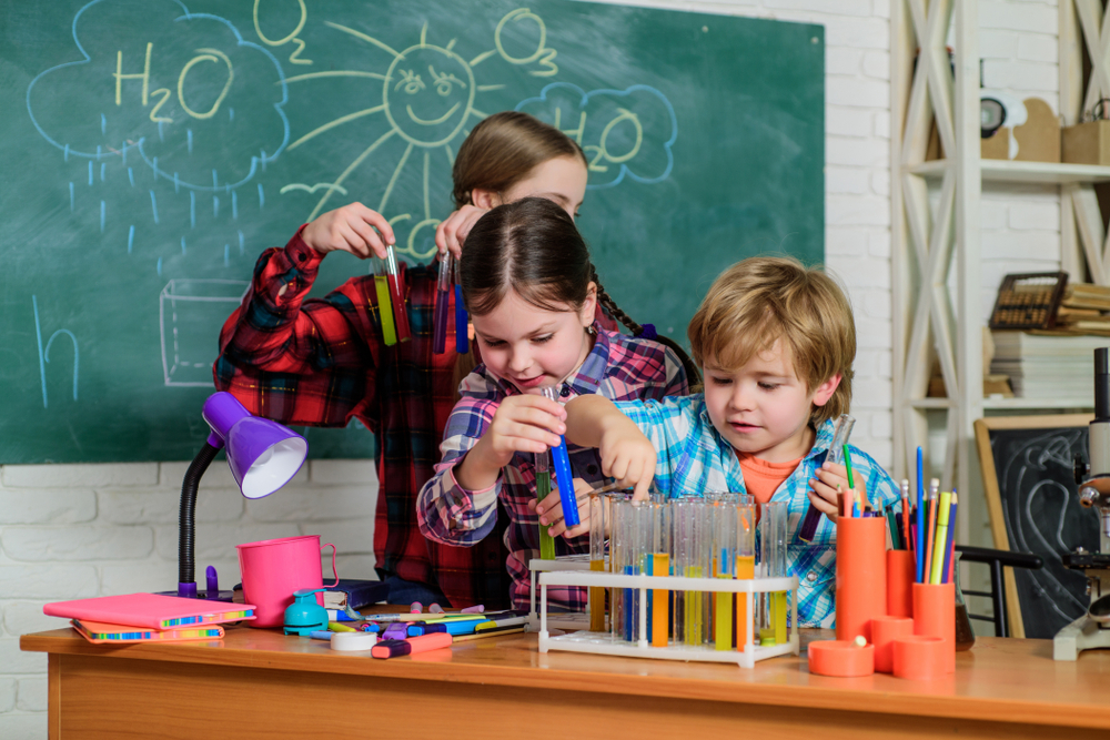 Estudantes em contraturno escolar estudando em ambiente de aprendizado complementar
