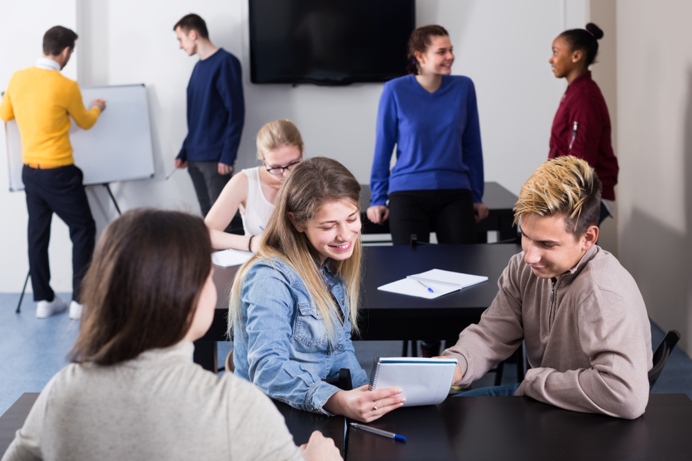 Estudantes participando de dinâmicas rápidas e fáceis em ambiente escolar.