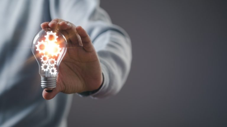 Educador utiliza tecnologia como apoio à personalização do ensino.