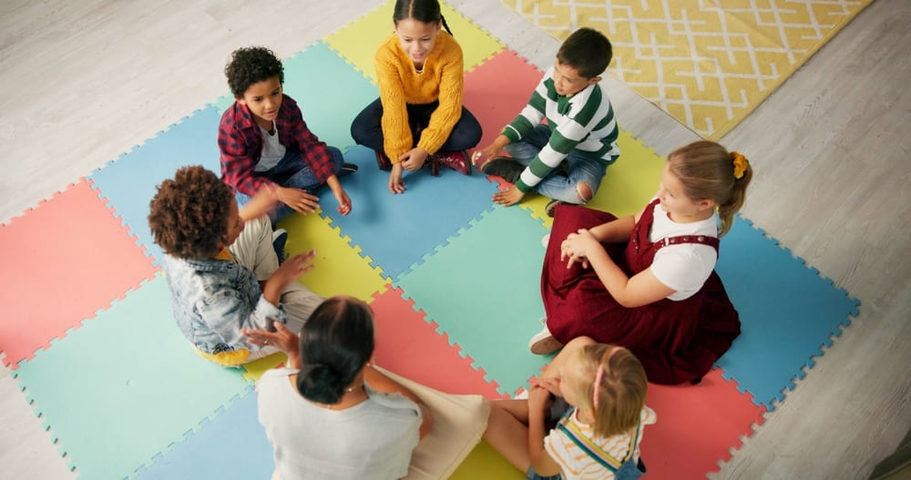 Crianças interagindo em atividade de grupo no primeiro dia de aula.