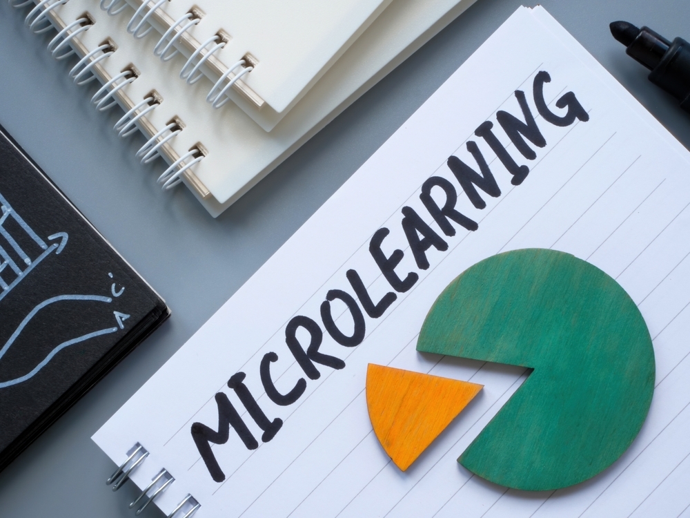 Gráfico em um caderno com a inscrição “microlearning”, representando o conceito de aprendizado rápido e fragmentado.