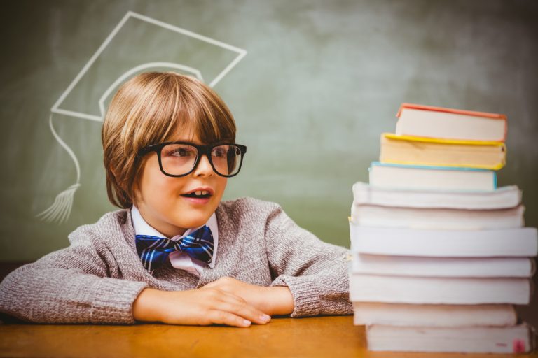 Criança em cerimônia de formatura na educação infantil