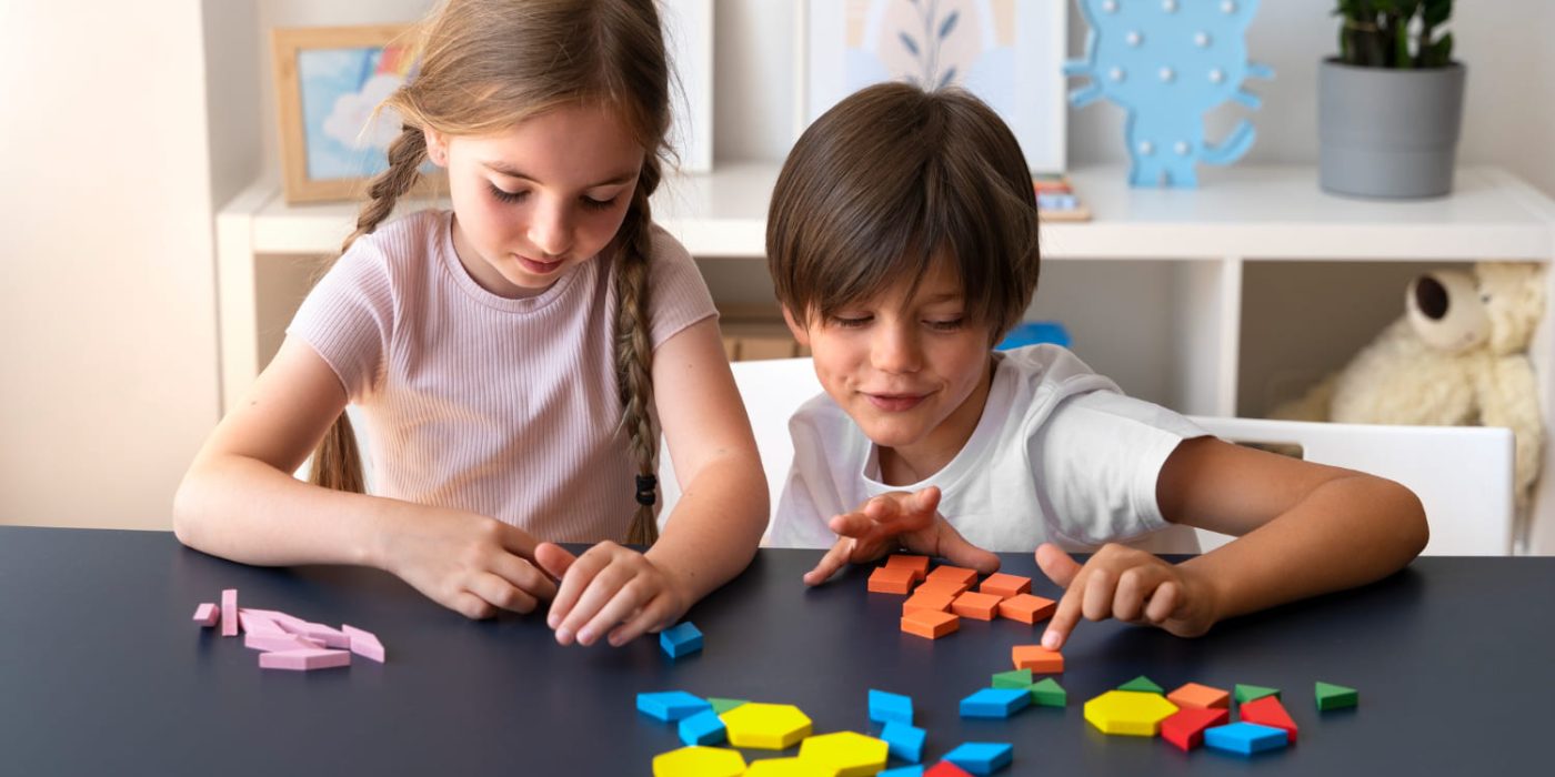 Crianças participando de jogos lúdicos na Educação Infantil.