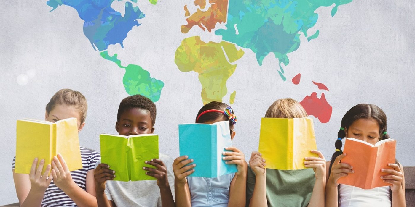 Grupo de crianças sentadas em círculo lendo livros, com interação visual e espacial entre elas