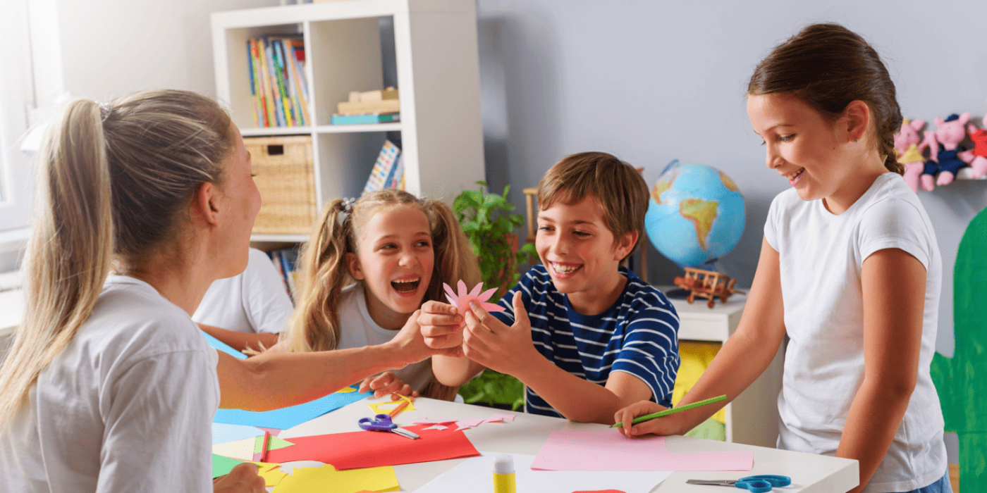Crianças desenvolvendo ações criativas em atividades socioemocionais na escola.