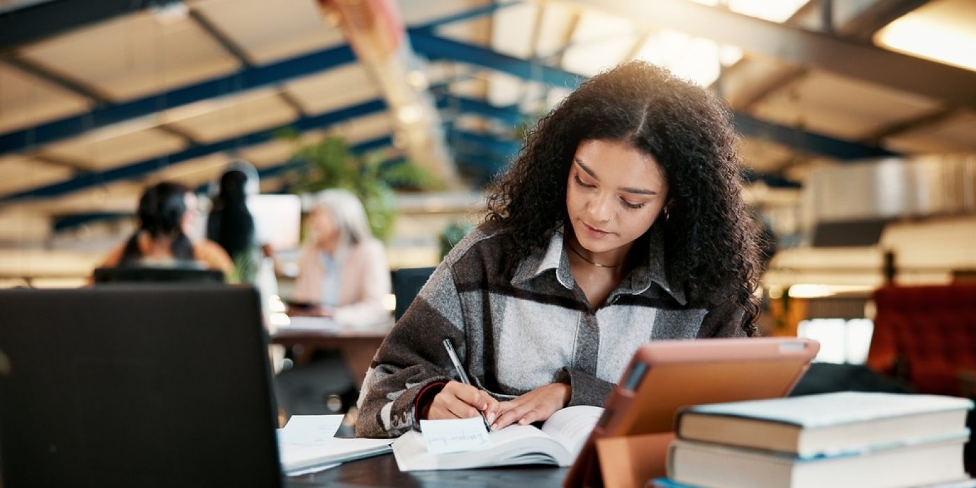 Estudante organizando seu ciclo de estudos com anotações e planilhas.