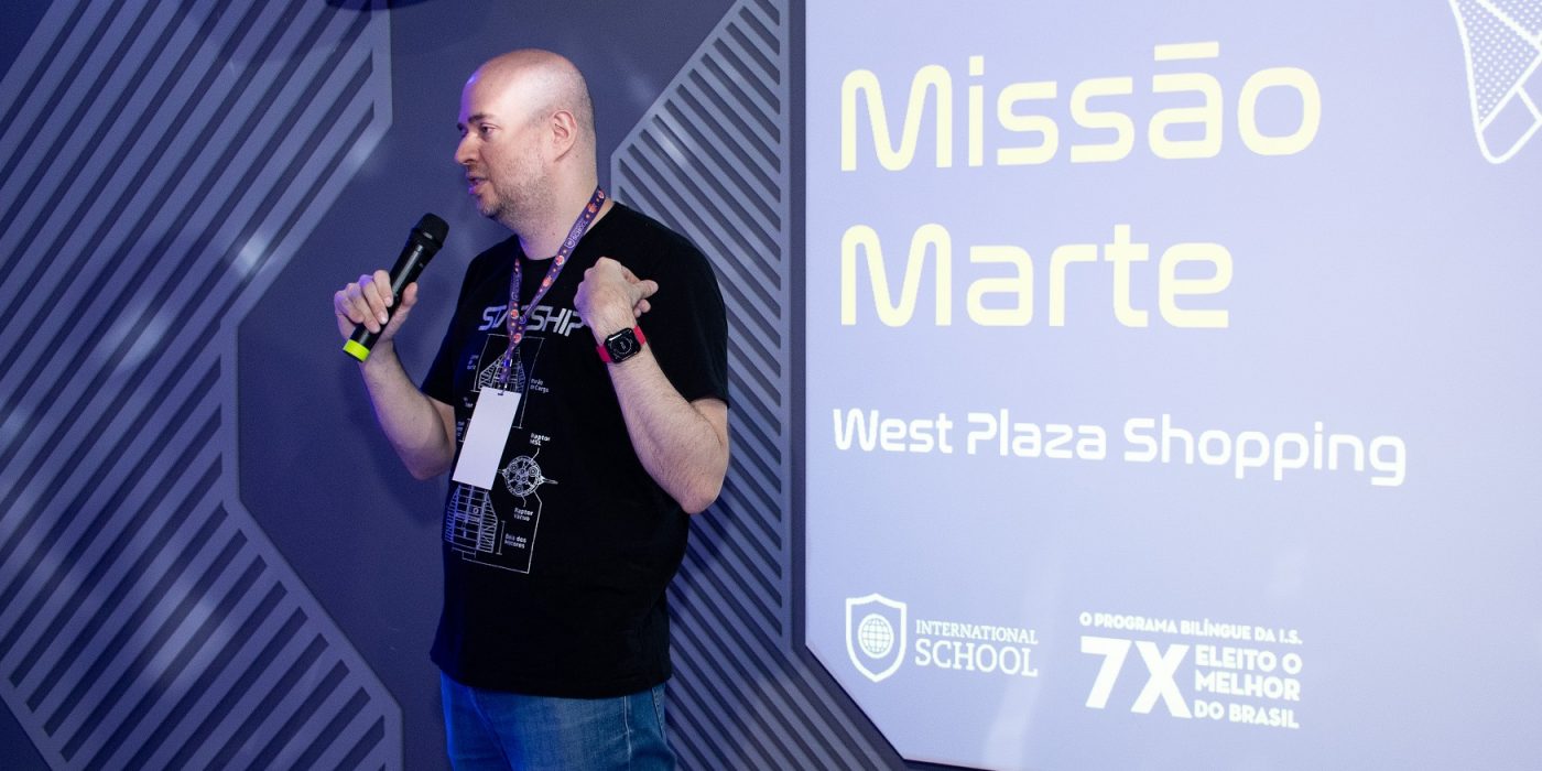 Homem dá palestra sobre carreira espacial na Missão Marte, no shopping West Plaza, em São Paulo/SP