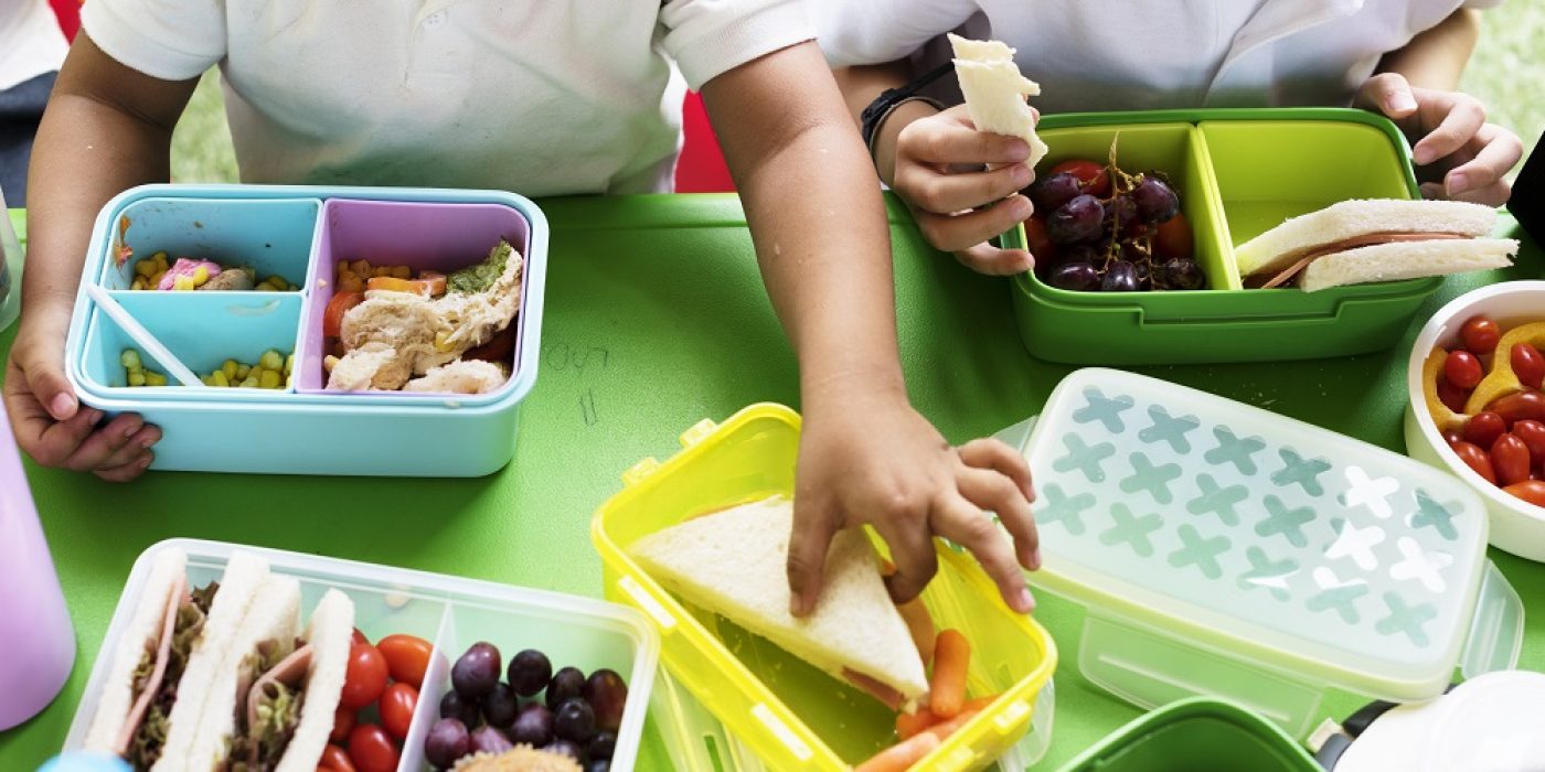 Projeto de alimentação saudável: crianças aprendendo sobre escolhas alimentares equilibradas e hábitos nutritivos na escola.
