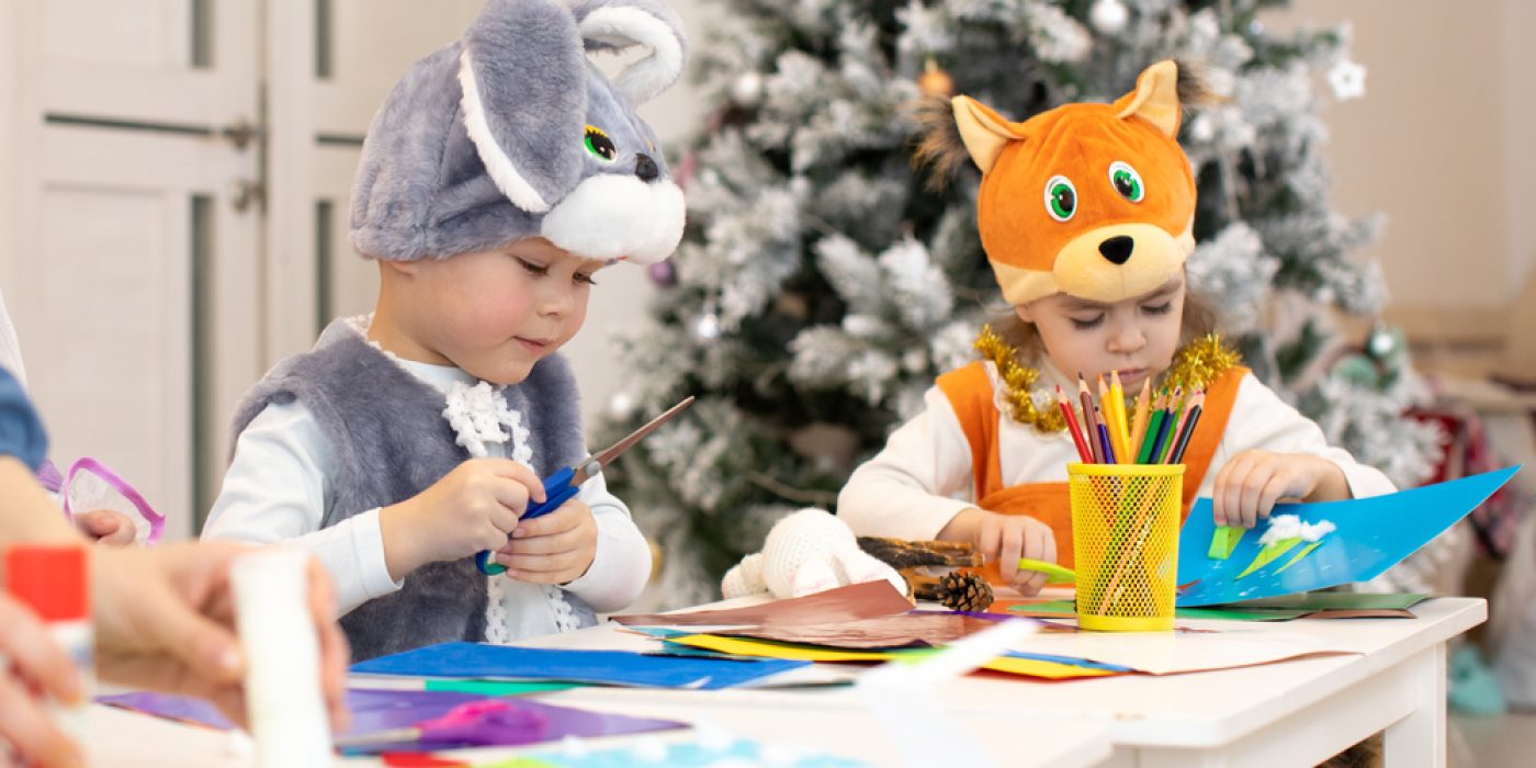 atividades-natal-educacao-infantil Atividades de Natal na educação infantil: crianças envolvidas em trabalhos manuais e colagens natalinas