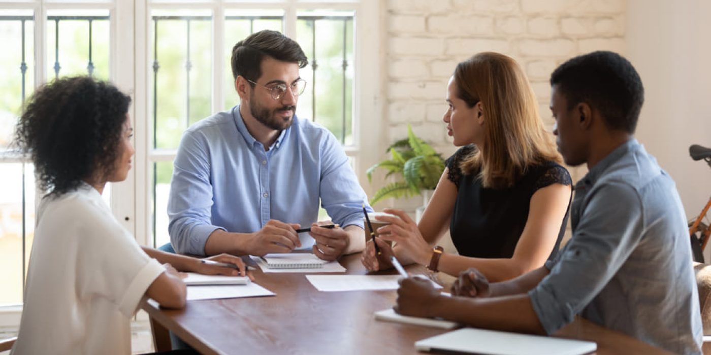 Equipe escolar em uma reunião de planejamento, discutindo ações e melhorias para a escola.