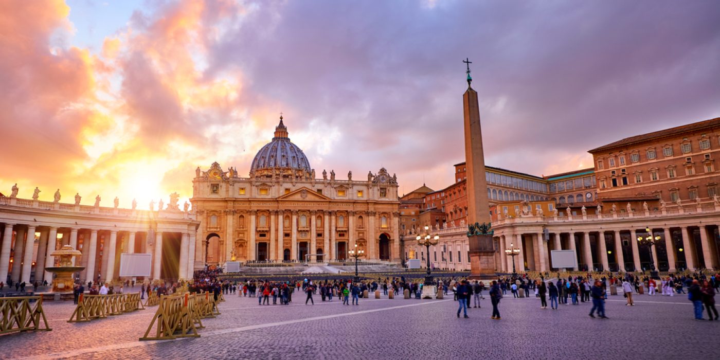 Basílica de São Pedro no Vaticano ao pôr do sol, centro das celebrações do Jubileu.
