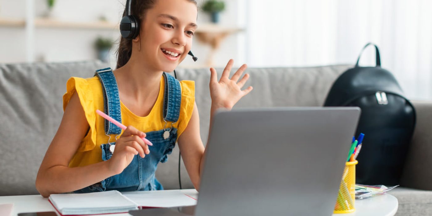 Menina praticando inglês em aula online, utilizando a metodologia "speak to speak" para melhorar sua fluência.