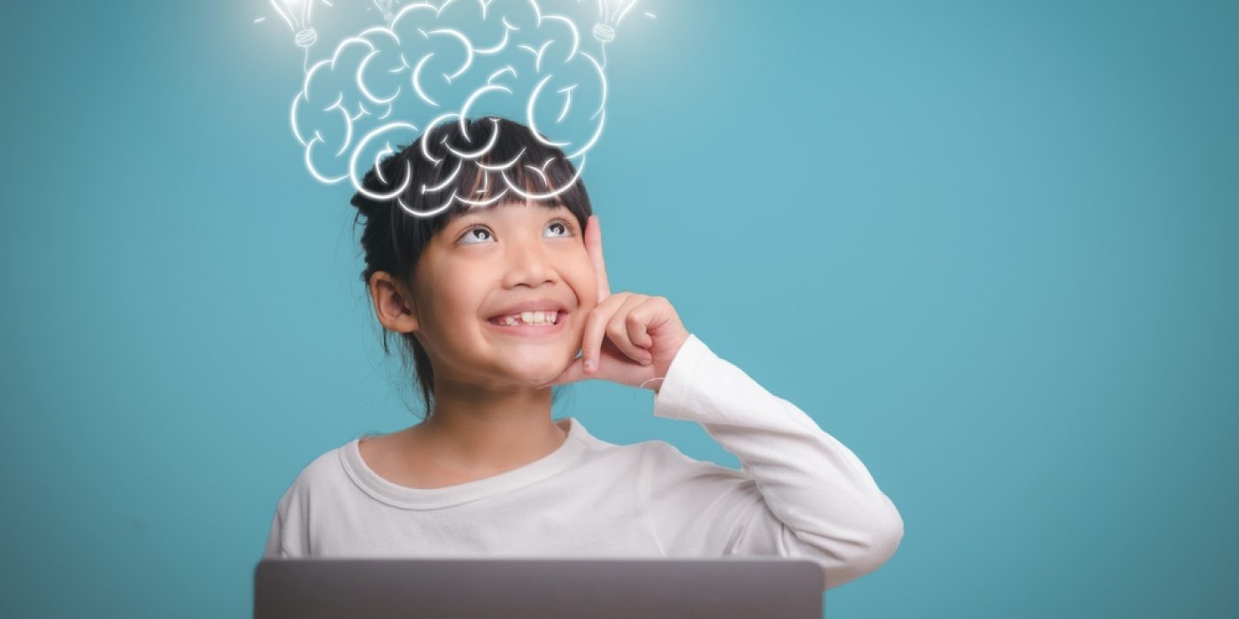 criança sorrindo com ilustração de cérebro com lâmpadas acesas