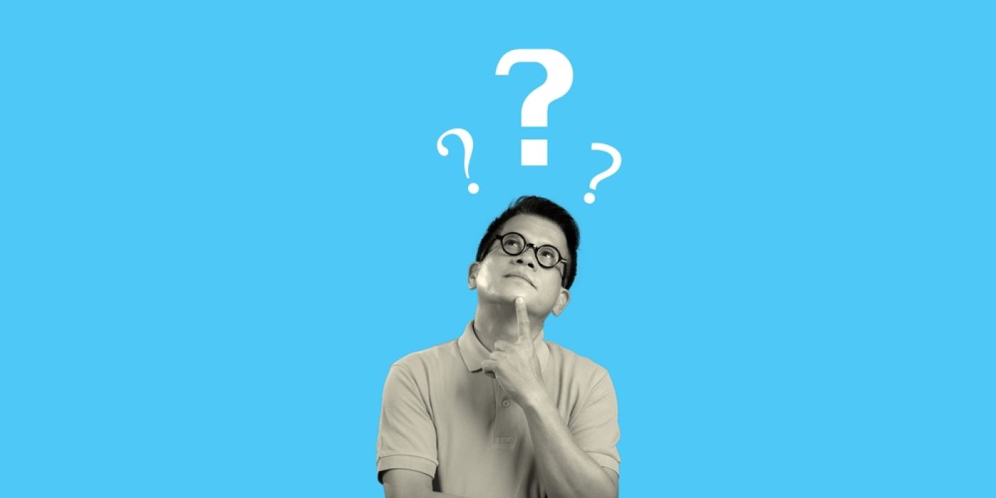 Pessoa em pose reflexiva com pontos de interrogação acima da cabeça, representando o pensamento crítico.