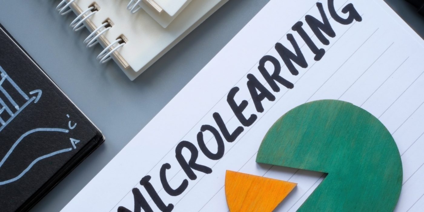 Gráfico em um caderno com a inscrição “microlearning”, representando o conceito de aprendizado rápido e fragmentado.