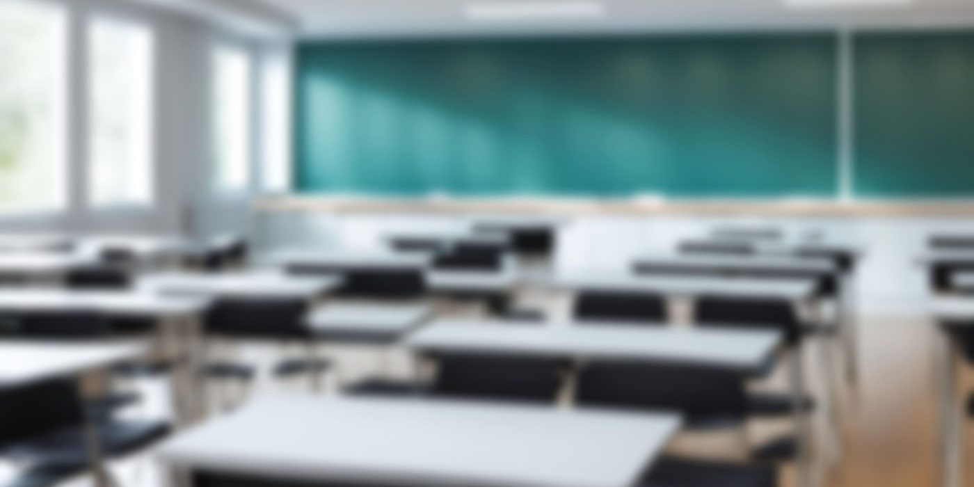 Sala de aula vazia com mesas e cadeiras, representando a falta de alunos e o impacto da evasão escolar no sistema educacional.