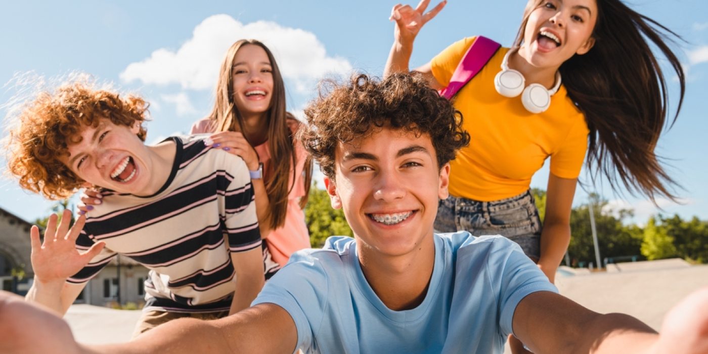 Adolescentes fazem selfie na escola.