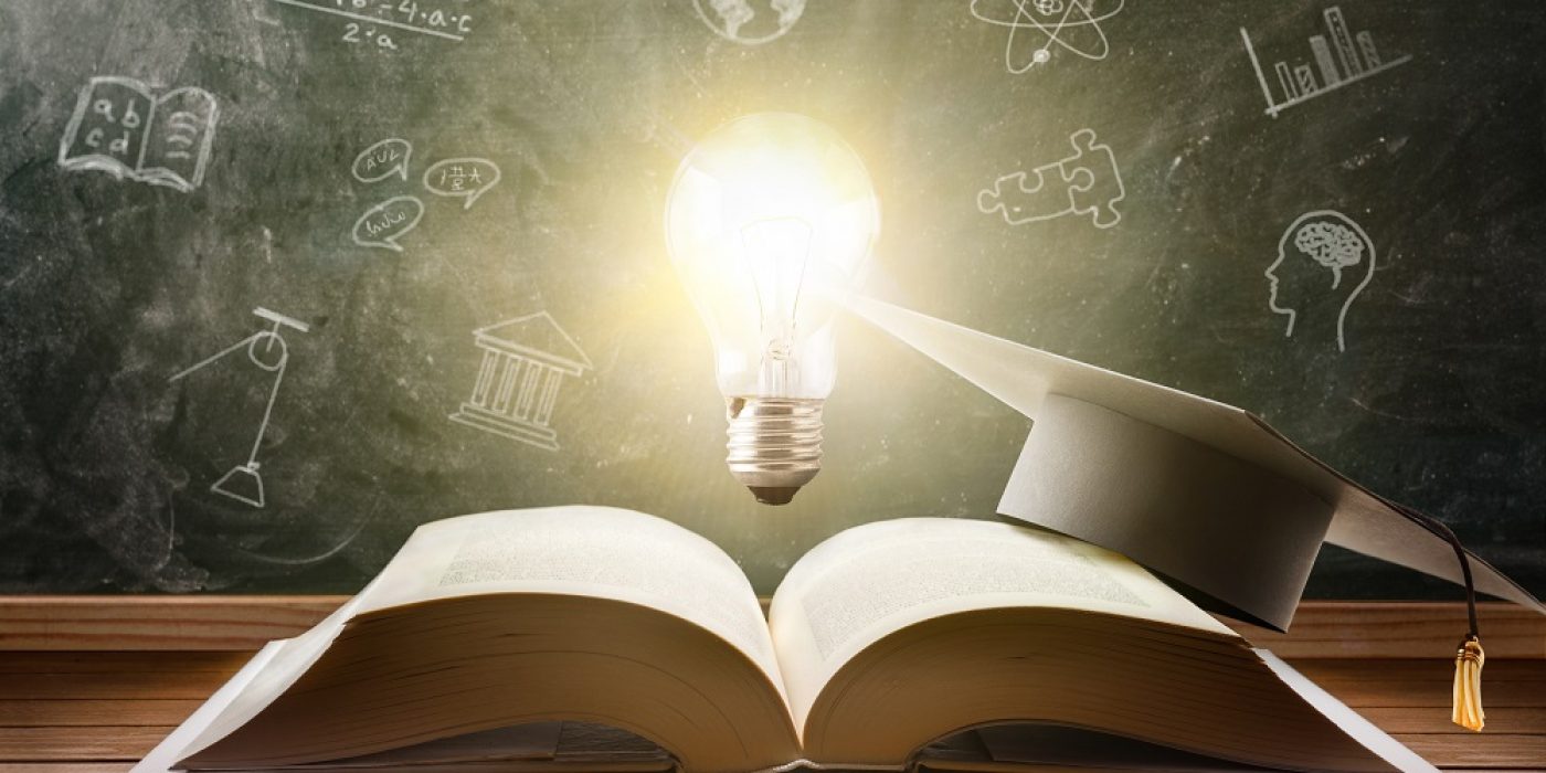 Imagem conceitual de educação com livro aberto, lâmpada iluminada e quadro-negro com desenhos representando aprendizado e conhecimento.