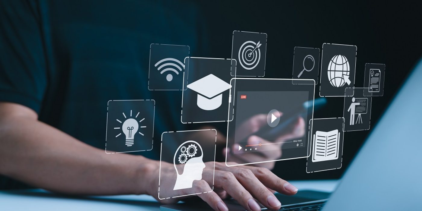 Pessoa conectada a plataformas digitais de aprendizado, representando sistemas de ensino modernos